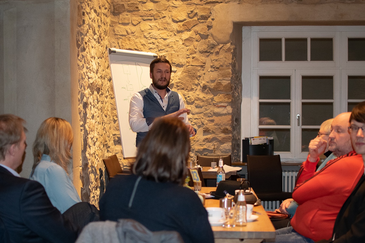 Sebastian Burchard beim Digitalen Stammtisch